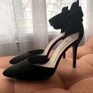 Black heeled pumped with ankle strap close toe